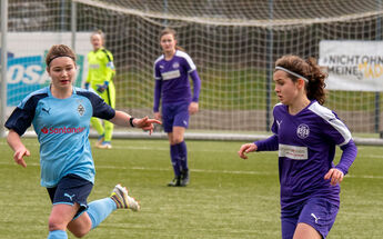 Sophia Scuderi (SGS Essen) fixiert den Ball.